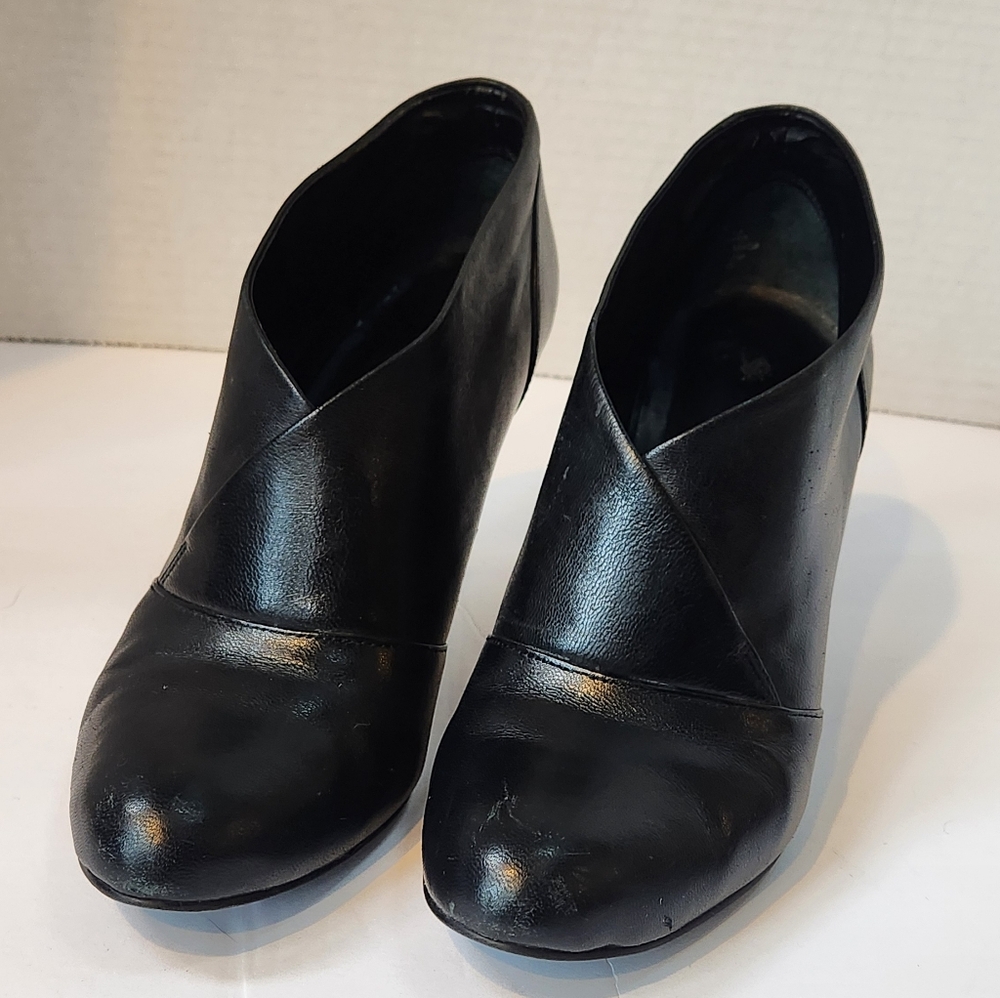 Bandolino W1omen’s Black Leather Slip-On Ankle Shoes Size 6.5